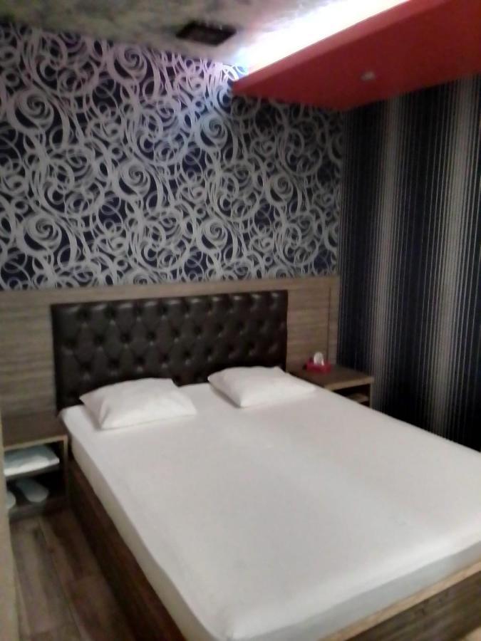 Planet Hotel Erevan Esterno foto